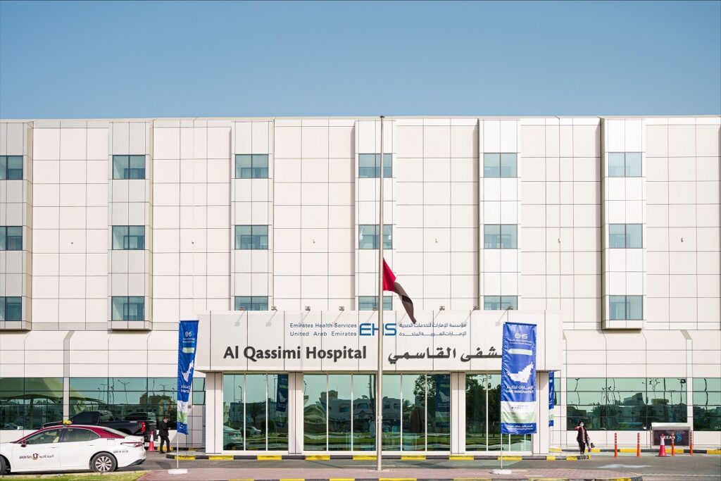 دبي في 23 فبراير/ وام /  تقوم مستشفى القاسمي في الشارقة - أحد مرافق مؤسسة الامارات للخدمات الصحية - بالتنسيق مع المركز الوطني لتنظيم نقل وزراعة الأعضاء والأنسجة البشرية الذي يخضع لإدارة وإشراف وزارة الصحة ووقاية المجتمع بنقل أعضاء متبرعة إماراتية متوفية دماغياً بعد القيام بحفظ أعضاء المتوفية وتنفيذ إجراءات التبرع وفق الإجراءات المعتمدة لعمليات نقل الأعضاء والأنسجة في الدولة.
وكانت وزارة الصحة ووقاية المجتمع أطلقت في هذا الصدد برنامج "حياة" الذي يتيح للأفراد ممن هم أكبر من 21 عاماً فرصة التعبير عن رغبتهم في التبرع بالأعضاء في حالات الوفاة الدماغية كما يشكل حلاً للعديد من المرضى ويسهم في ترك أثراً إيجابياً على حياة المتبرع والمتلقي.
وقرر ذوو المتوفية دماغياً التبرع بجميع أعضائها السليمة إيماناً منهم بمبدأ "معاً نزرع الأمل" لإنقاذ العديد من مرضى فشل الأعضاء وذلك بعد أن تم التأكد من الوفاة الدماغية للمريضة نتيجة نزيف حاد بالمخ أدى إلى تلف دماغي كامل حيث قام الفريق الطبي بمستشفى القاسمي بالتواصل مع المركز الوطني لتنظيم نقل وزراعة الأعضاء والأنسجة البشرية للإشراف على نقل أكثر من عضو حيث من المتوقع أن يستفيد من الأعضاء التي تم التبرع بها أكثر من مريض.
وأكد الدكتور عصام الزرعوني المدير التنفيذي لقطاع الخدمات الطبية في مؤسسة الإمارات للخدمات الصحية أن التبرع بالأعضاء في ظل وجود مركز زراعة الأعضاء والأنسجة البشرية سيعزز من وتيرة العمل على إنشاء بنك وطني للأعضاء ويسهم في رفع الوعي المجتمعي بأهمية التبرع بالأعضاء لإنقاذ حياة المرضى الذين يحتاجون إلى نقل وزراعة الأعضاء مثنياً على الأسرة الإماراتية التي اتخذت هذا القرار الذي يعكس قيم وأصالة الشعب الإماراتي ويوفر فرصة لمرضى آخرين ممن هم في أمس الحاجة لزراعة الأعضاء موضحاً أن مؤسسة الإمارات للخدمات الصحية تواصل جهودها الدؤوبة في تحقيق الريادة الصحية وتعزيز جودة الحياة في المجتمع عبر دعم جميع منشآتها الصحية بما يتزامن مع أهدافها وتوجهاتها الاستراتيجية.
من جانبه أشار الدكتور عارف النورياني مدير مستشفى القاسمي بالشارقة إلى أن مركز زراعة الأعضاء والأنسجة البشرية في المستشفى الذي تم تدشينه في عام 2020 بالشراكة مع جامعة محمد بن راشد للطب والعلوم الصحية يستهدف مواكبة أحدث المعايير الصحية الدولية لتحقيق تطلعات الدولة ومساعيها نحو تحقيق الريادة والتفوق على المستويين الإقليمي والعالمي في مجال نقل وزراعة الأعضاء والأنسجة البشرية بما يحقق أهداف القانون الاتحادي رقم "5" لسنة 2016 بشأن تنظيم نقل وزراعة الأعضاء والأنسجة البشرية.
يذكر أن الدولة أجازت عمليات نقل وزارعة الأعضاء والأنسجة البشرية وفقاً لأحكام المرسوم بقانون اتحادي بشأن تنظيم نقل وزراعة الأعضاء والأنسجة البشرية حيث يهدف القانون إلى تنظيم إجراءات عمليات نقل وزراعة وحفظ الأعضاء وتطويرها للمحافظة على الحياة البشرية وحماية حقوق الذين تنقل منهم أو إليهم الأعضاء البشرية وترخيص المنشآت الصحية وتحديد مسؤولياتها فيما يتعلق بالتبرع بالأعضاء وزراعتها ومنع استغلال حاجة المريض أو المتبرع أو الإتجار بالأعضاء البشرية بالإضافة إلى منع الإتجار بالأعضاء والأنسجة البشرية.